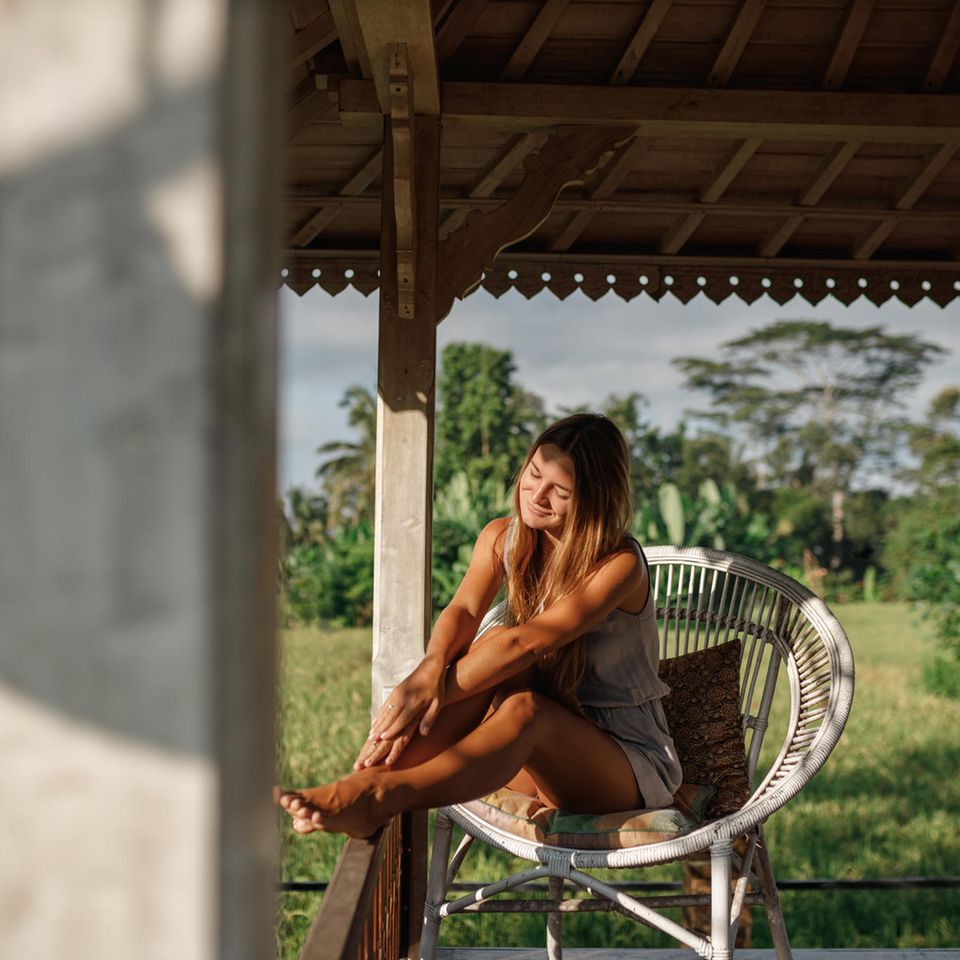 Nachhaltig reisen: Frau im Urlaub