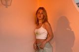 Leah Isadora Behn ist ganz schön groß geworden. Dass sie kein kleines Kind mehr ist, beweist die Sechste der norwegischen Thronfolge auf ihren Instagram-Account und sammelt mit ihrem modischen Gespür viele Komplimente. So auch für diesen Look, der gleich aus drei Trends besteht: Muschelkette, Mini-Top im 2000er-Stil und ein Maxi Rock – sehr cool!