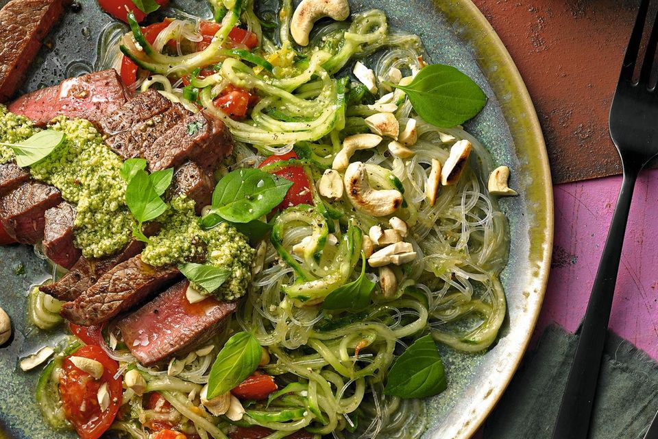 Rinderfilet mit Asia-Pesto und Glasnudel-Salat Rinderfilet mit Asia-Pesto und Glasnudel-Salat