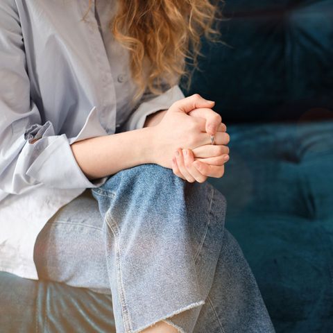 Psychologie: Frau auf Sofa