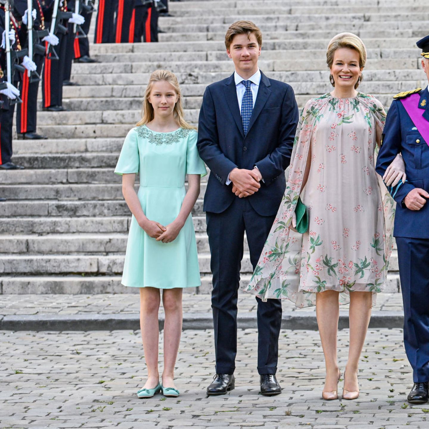 Prinzessin Eléonore von Belgien steht mit ihrer Familie auf dem Schlossplatz.