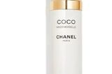 Frisch und blumig – so riecht der legendäre Duft "Coco Mademoiselle" aus dem Hause Chanel. Das Körperspray mit feuchtigkeitsspendender Wirkung ist die perfekte Ergänzung zum Parfum und perfekt für all diejenigen, die sich nur einen Hauch Chanel auf ihrer Haut wünschen. Um 44 Euro.