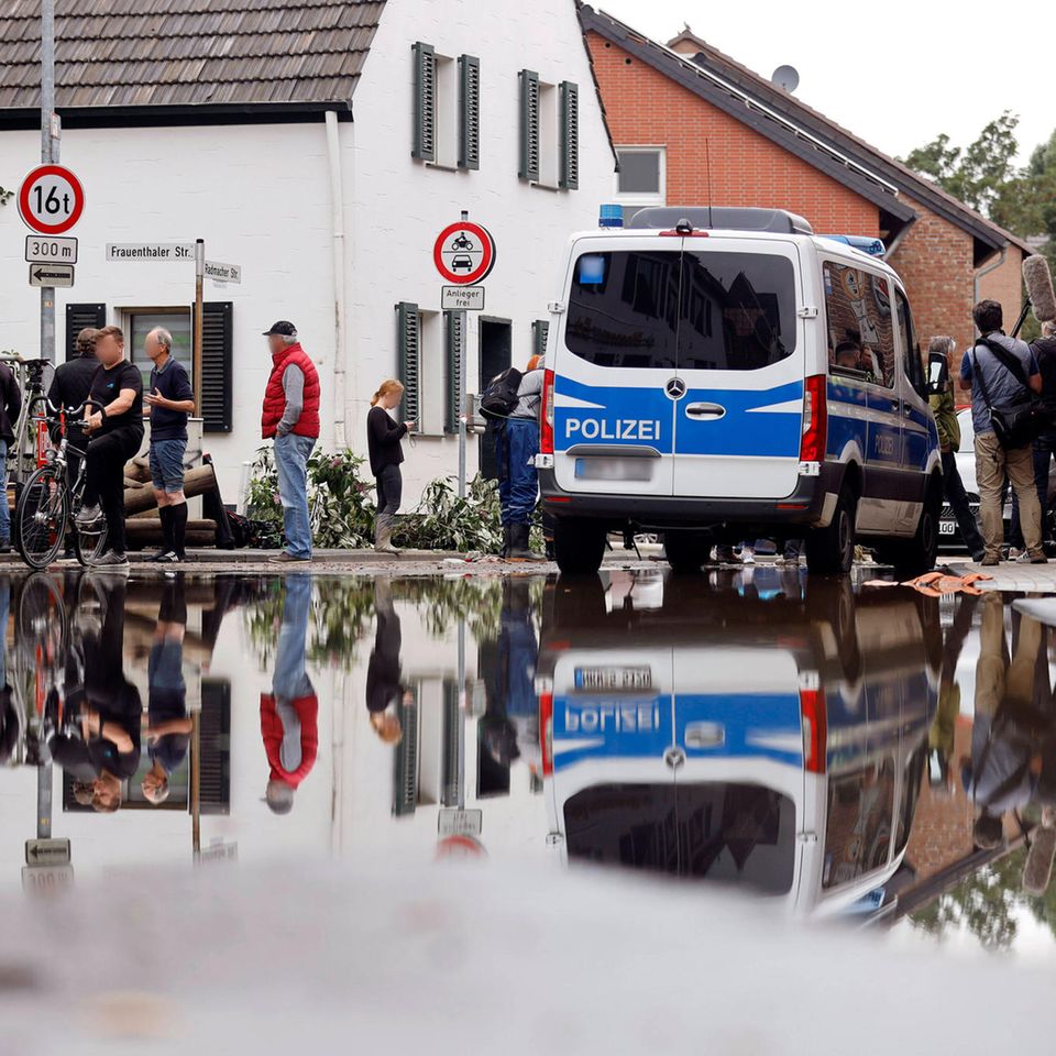 Polizei warnt: Polizeiauto im Hochwasser