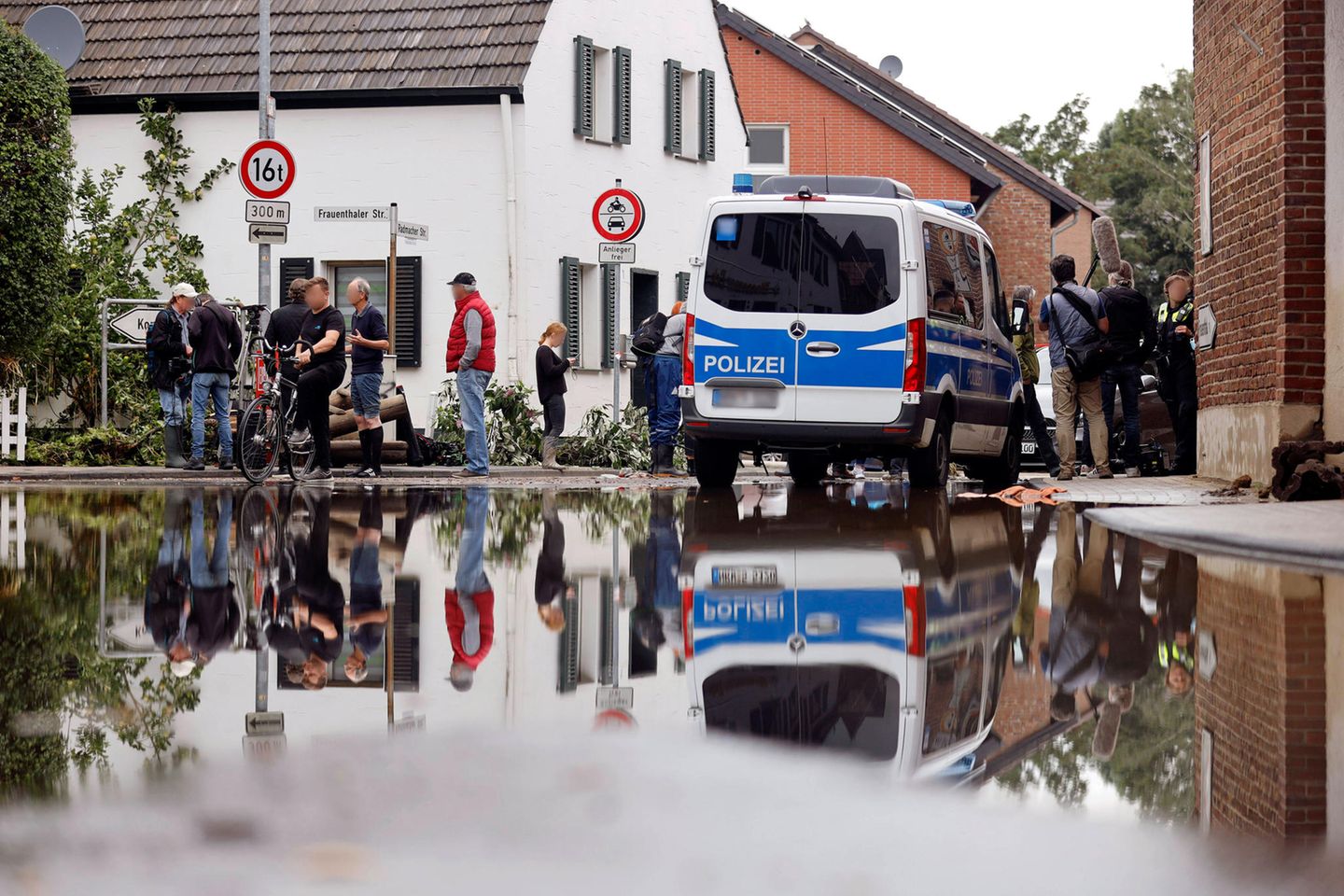 Polizei warnt: Polizeiauto im Hochwasser