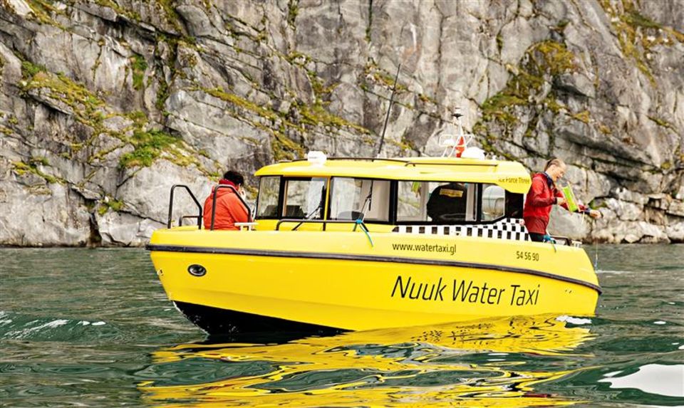Grönland: Gelbes Nuuk-Water-Taxi im Wasser