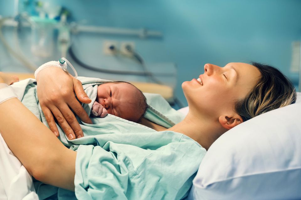 Sectio-Bonding nach Kaiserschnitt: Baby und Mutter nach Geburt