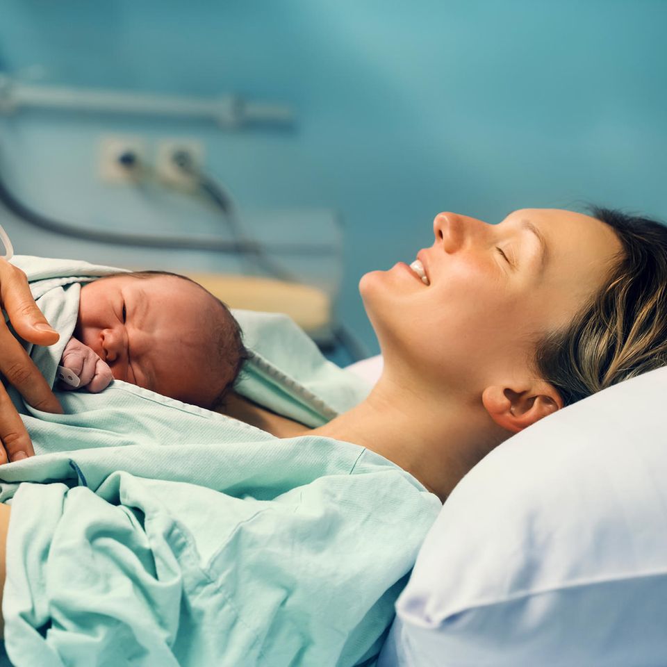 Sectio-Bonding nach Kaiserschnitt: Baby und Mutter nach Geburt