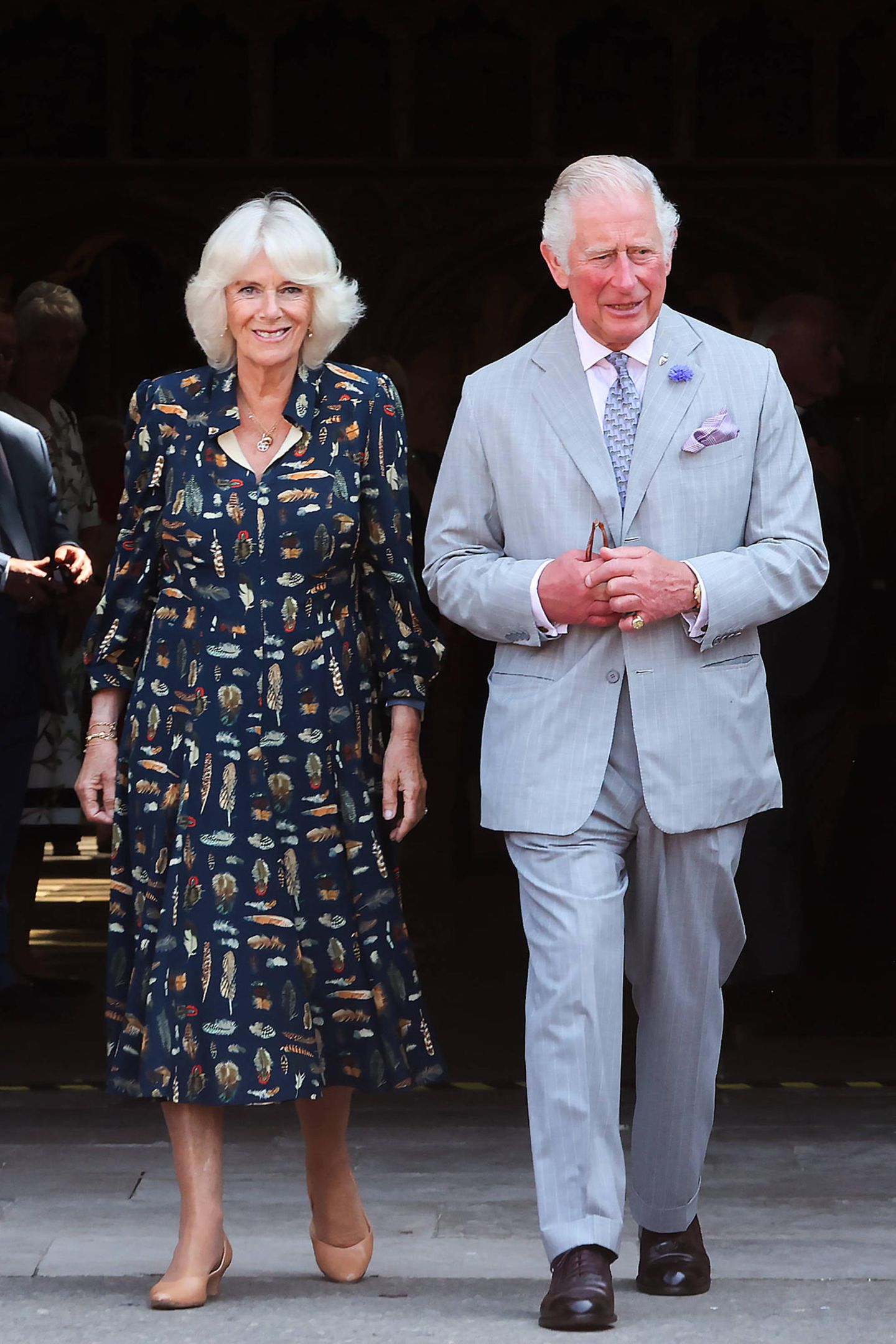 Während ihrer dreitägigen Reise in Devon und Cornwall zeigt sich Herzogin Camilla von ihrer stylischen Seite. In einem dunkelblauen Blusenkleid mit Feder-Muster strahlt sie an der Seite von Prinz Charles. Doch nicht nur das Kleid sticht uns ins Auge – auch ihre cremefarbenen Schuhe. Sie trägt ein Exemplar der Marke Sole Bliss für 175 Euro. Fans wollen beobachtet haben, dass die Frau von Prinz Charles diese Schuhen bereits mehr als 80 Mal zu öffentlichen Auftritten wählte.