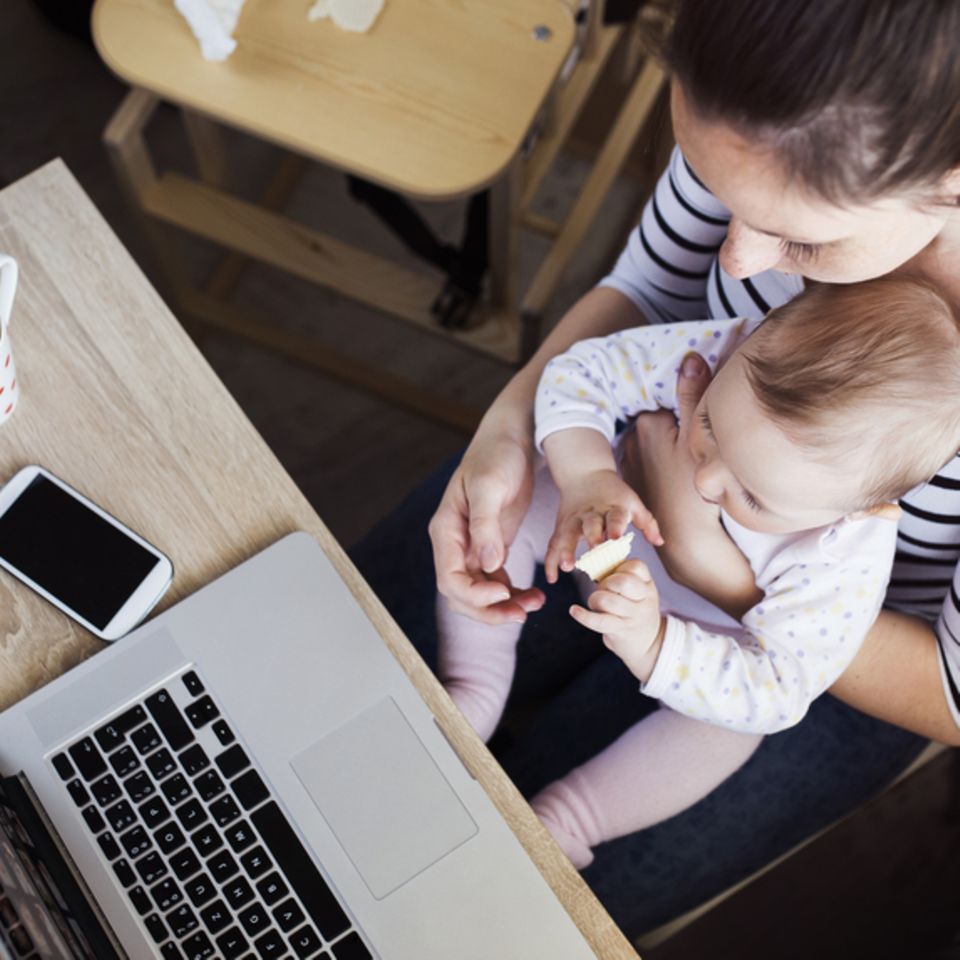 Erziehungsurlaub: Mama mit Kind am Laptop