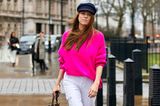 Neon-Farben: Neon-Pinker Sweater kombiniert mit weißer Hose