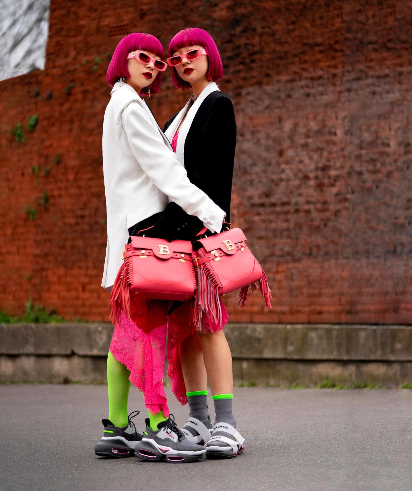 Neon-Färben: Zwillinge tragen von Kopf bis Fuß Neon-Farbelemente