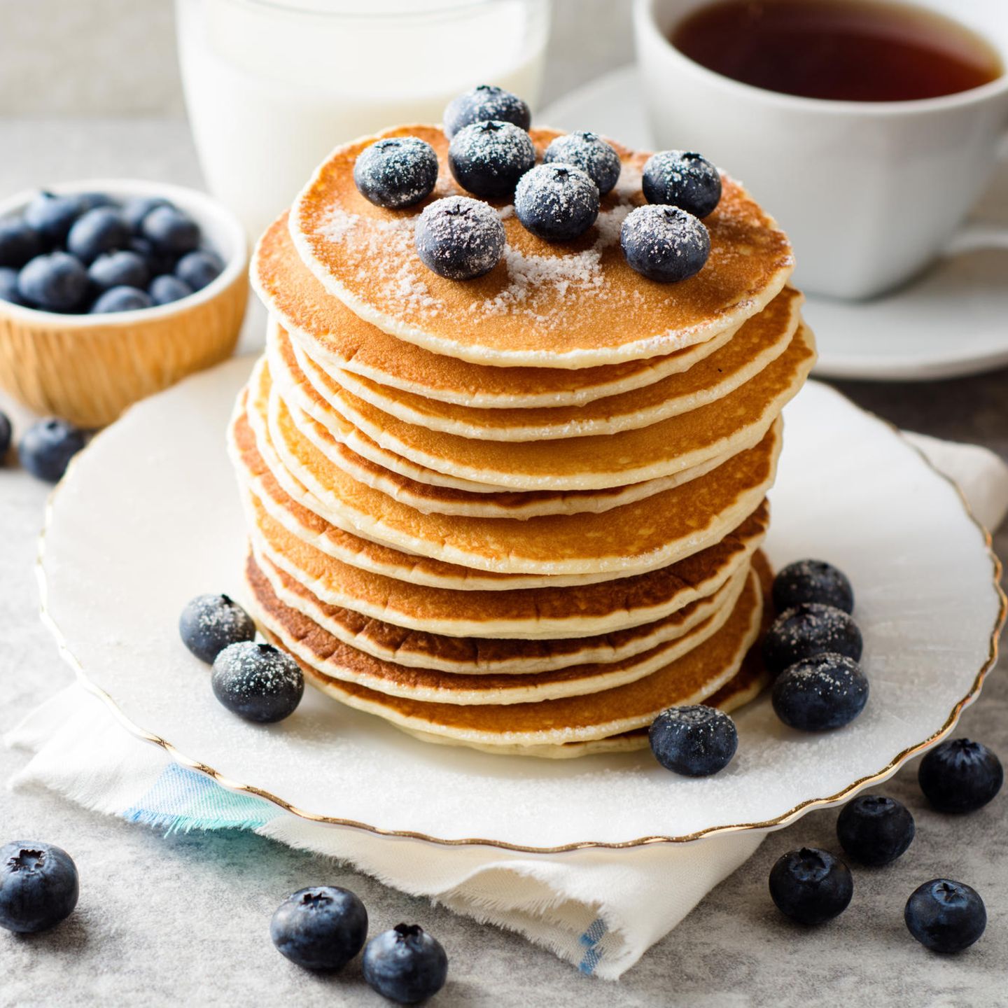 Low Carb Pancakes mit Blaubeeren und Puderzucker