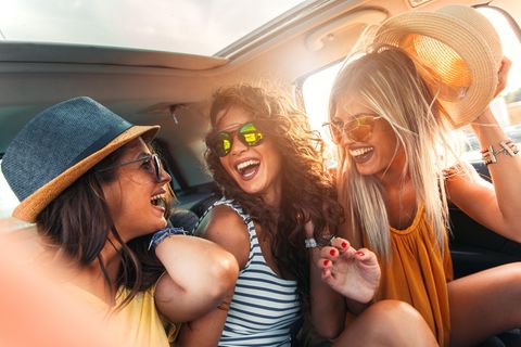 Reise Inspiration: drei Freundinnen lachen im Auto