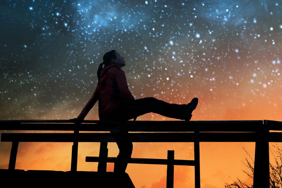 Diese Sternzeichen profitieren besonders von den Perseiden 2021: Frau schaut in die Nacht