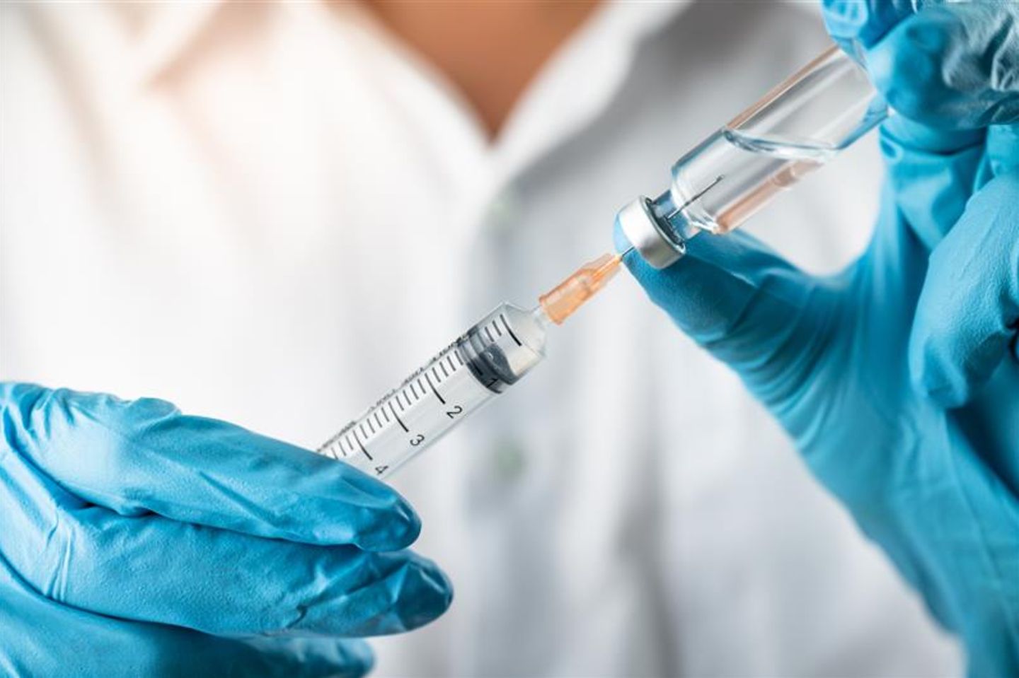 Delta und die Wirksamkeit der Impfstoffe: Spritze, in welche Impfstoff gezogen wird