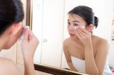 Hautpflege: Frau schminkt sich ab