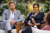 Prinz Harry und Meghan Markle sitzen bei dem Oprah Interview nebeneinander im Garten.