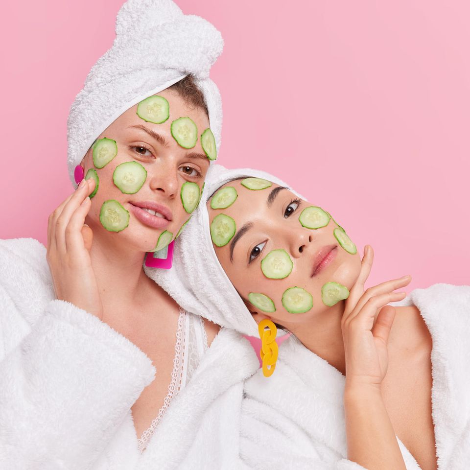 Gurken-Beauty 2.0: Frauen mit Gurken im Gesicht