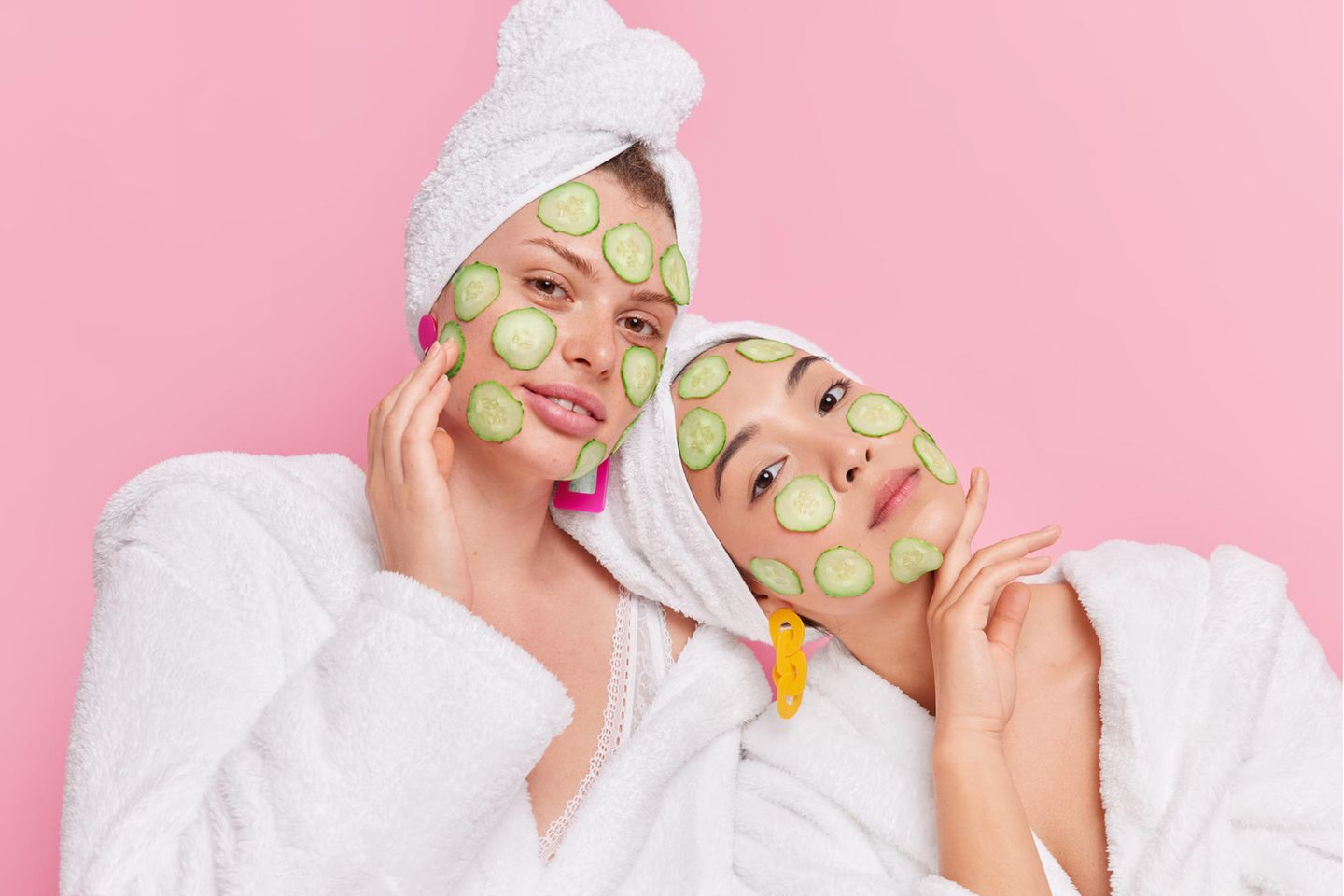 Gurken-Beauty 2.0: Frauen mit Gurken im Gesicht