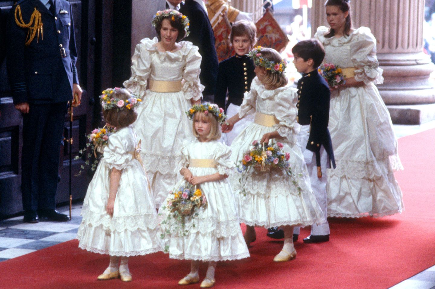 Die Brautjungfern von Prinzessin Diana auf dem roten Teppich der Kirche.