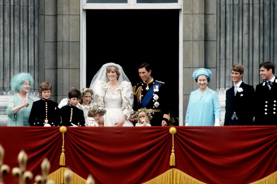 Prinzessin Diana und Prinz Charles stehen zusammen mit der Queen und den Brautjungfern auf dem Balkon.