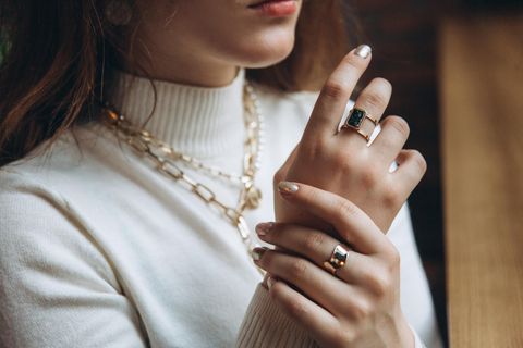 Style-Tipp: Frau mit Accessoires an der Hand