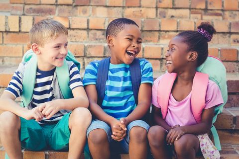 Kinderwitze: Drei Kinder lachen zusammen