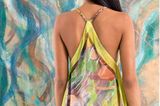 Muster: Kleid mit abstraktem Print vor Gemälde