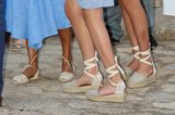 Beim Thema Schuhe ticken die Schwestern gleich! Für ihren Termin greifen beide zu sandfarbenen Espadrilles mit Mini-Keilabsatz von Macarena (rund 80 Euro). 