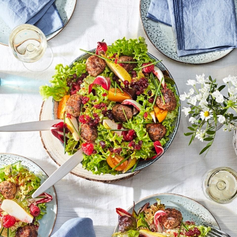 Köttbullar mit Sommersalat und Preiselbeer-Viaigrette