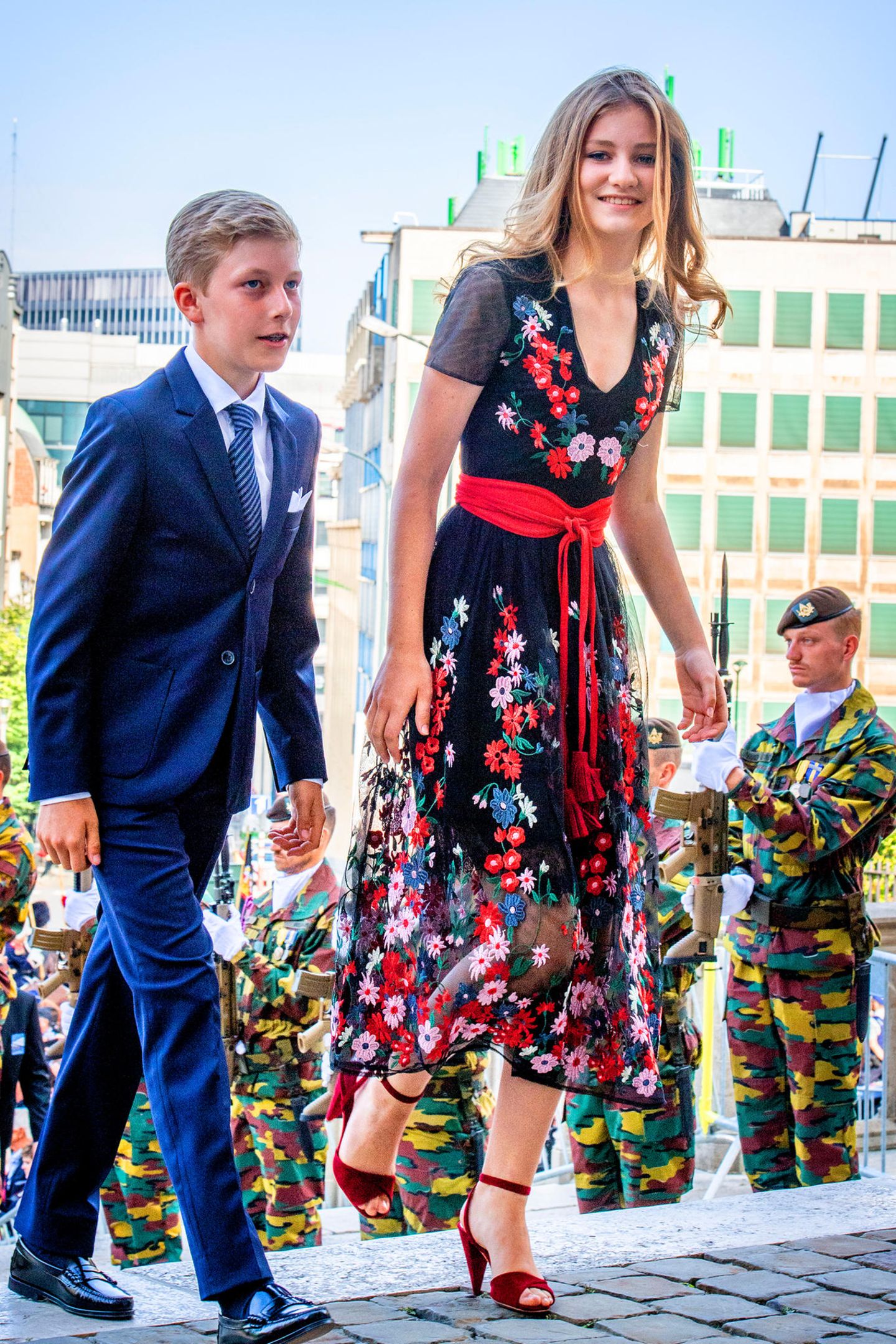 Am Nationalfeiertag in Brüssel 2018 setzt die Prinzessin Elisabeth von Belgien auf ein Kleid im Folklore-Stil - und strahlt dabei neben ihrem Bruder Emmanuel.