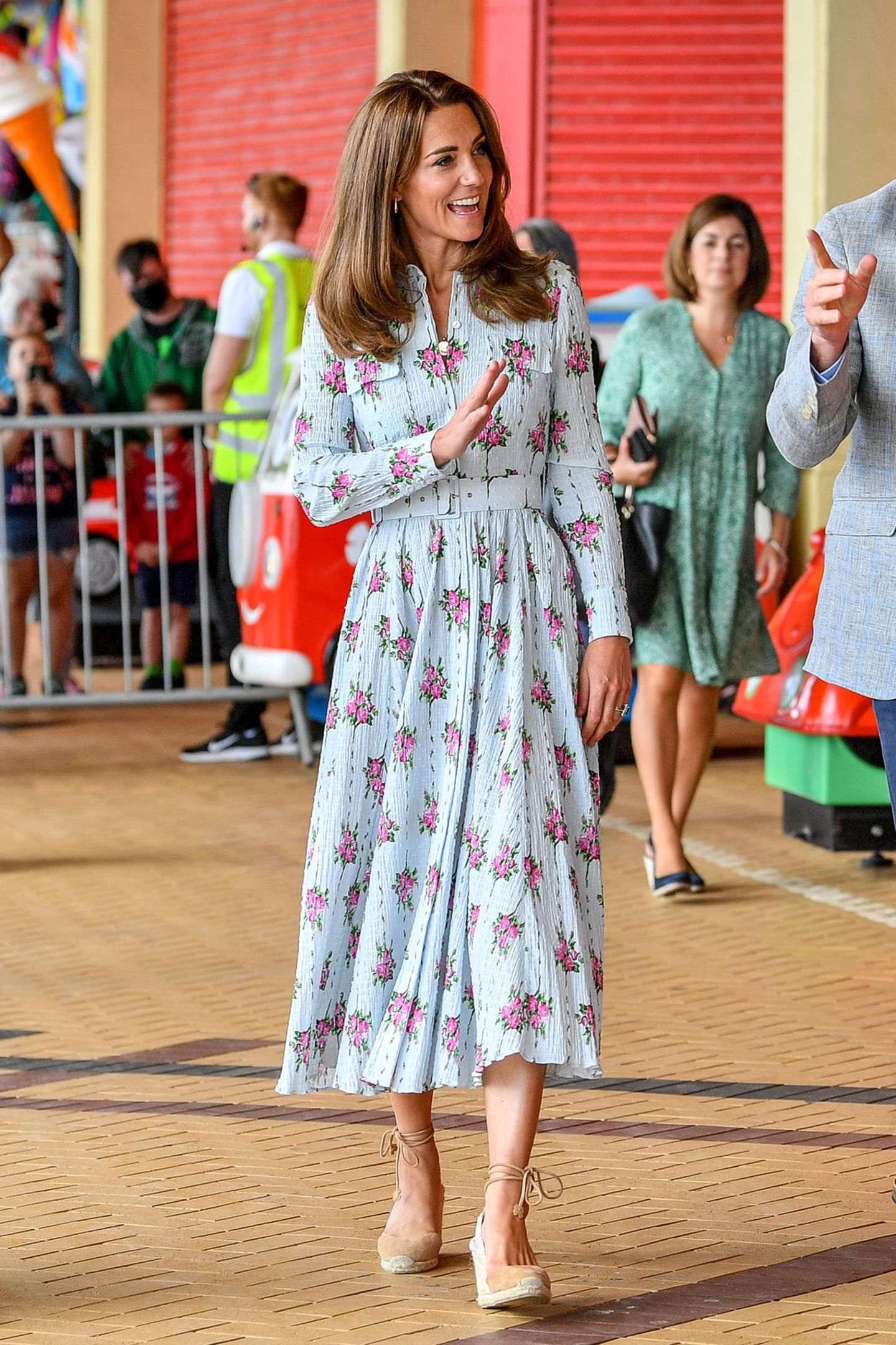 Florale Kleider sind die It-Pieces der Royals, um Lässigkeit und Eleganz zu vereinen. Herzogin Catherine wählt hier ein tailliertes Midi-Dress von Emilia Wickstead.