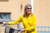 Let the sunshine in! Königin Máxima strahlt in ihrem gelben All-Over-Look gute Laune aus. Zu einer 7/8-Hose tailliert sie ihre Bluse mit einem Fransengürtel und trägt flache Ballerinas - so lässt sich die Fahrradtour zum Kunstmuseum in Den Haag einfacher bestreiten.