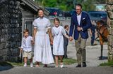Ihren 44. Geburtstag verbringt Prinzessin Victoria mit der königlichen Familie traditionell in Borgholm. Dafür wählt die Schwedin ein Maxi-Kleid mit kurzen Puffärmeln, auch ihre Kinder Estelle und Oscar tragen entzückende weiße Outfits. Nur Prinz Daniel setzt auf den klassischen Look in blauem Blazer.