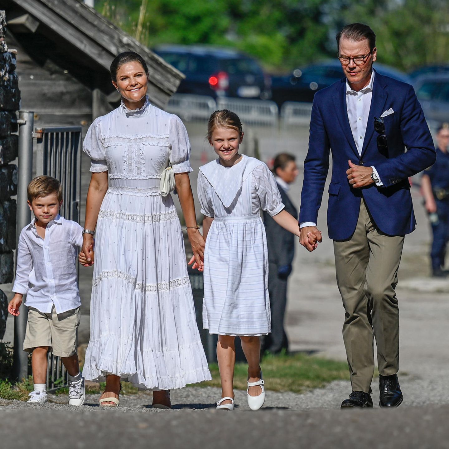 Ihren 44. Geburtstag verbringt Prinzessin Victoria mit der königlichen Familie traditionell in Borgholm. Dafür wählt die Schwedin ein Maxi-Kleid mit kurzen Puffärmeln, auch ihre Kinder Estelle und Oscar tragen entzückende weiße Outfits. Nur Prinz Daniel setzt auf den klassischen Look in blauem Blazer.