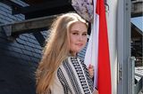 Nach bestandenem Abitur hisst die niederländische Prinzessin Amalia nun traditionell die Flagge und trägt dabei ein schwarz-weißes Kleid von Devotion. 