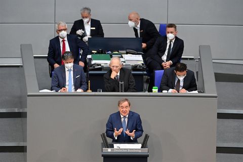 Brand New Bundestag: Szene aus dem Bundestag, Armin Laschet steht am Rednerpult