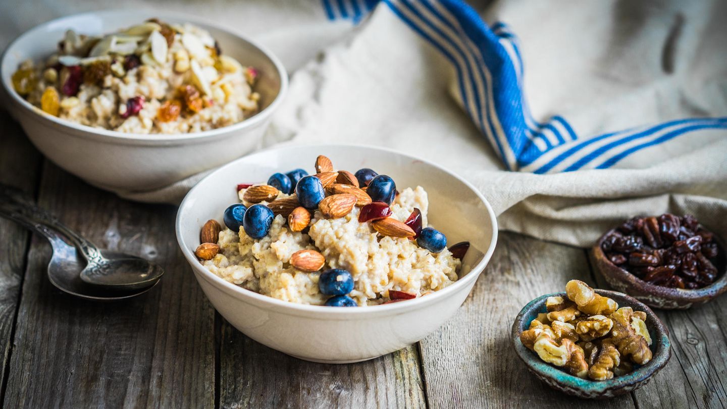 Oatmeal-Toppings-7-leckere-Porridge-Toppings-die-dich-beim-Abnehmen-unterst-tzen