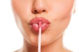 Naturkosmetik selber machen: Frau mit Lippenstift
