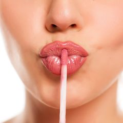 Naturkosmetik selber machen: Frau mit Lippenstift