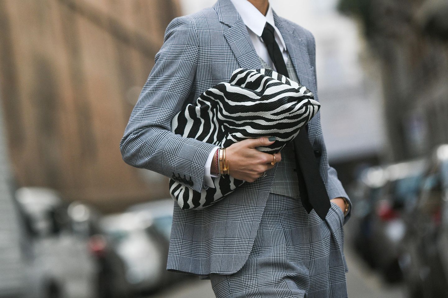 Unisex-Look: gekleidet im Anzug mit Handtasche