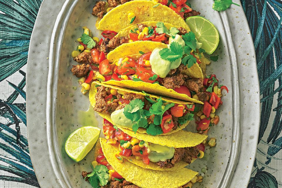 Tacos mit Tomaten-Mais-Salat und Avocado-Dip