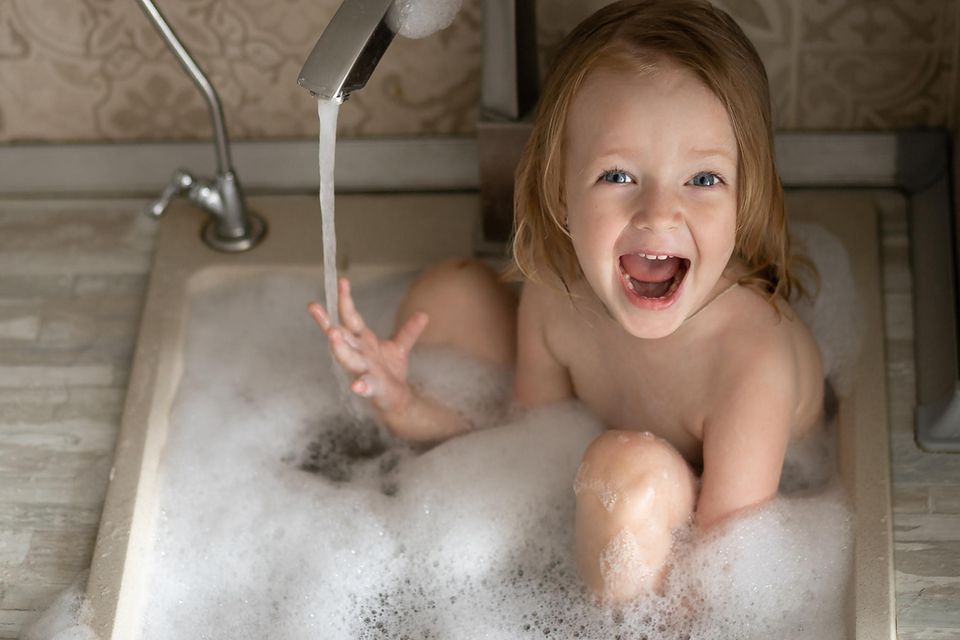 Wasser sparen: Kleinkind badet in Waschbecken