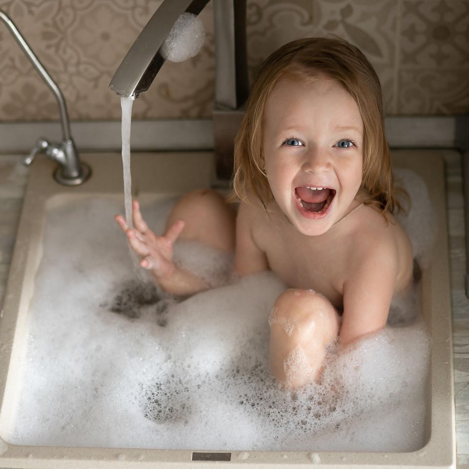 Wasser sparen: Kleinkind badet in Waschbecken
