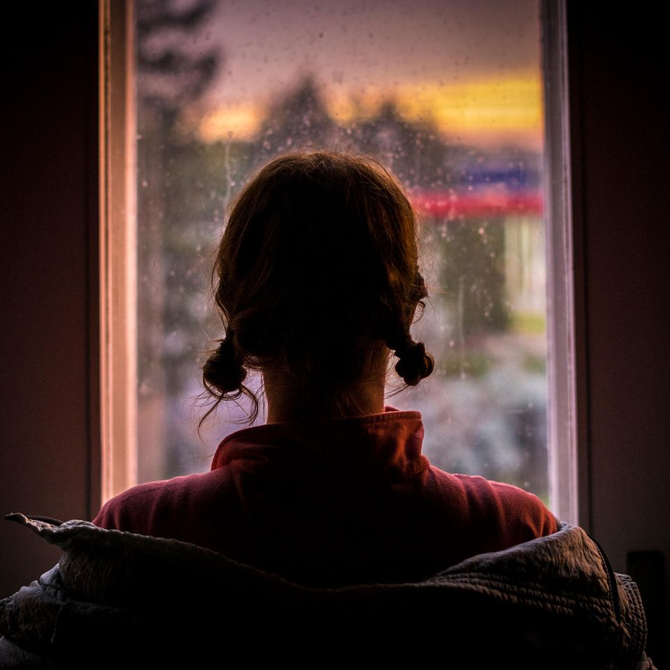 Psychologie: Mädchen schaut auf dem Fenster