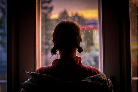 Psychologie: Mädchen schaut auf dem Fenster