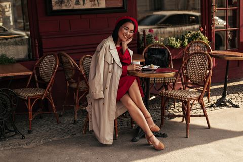 #anyoccasiondress: Frau sitzt im Kleid im Café