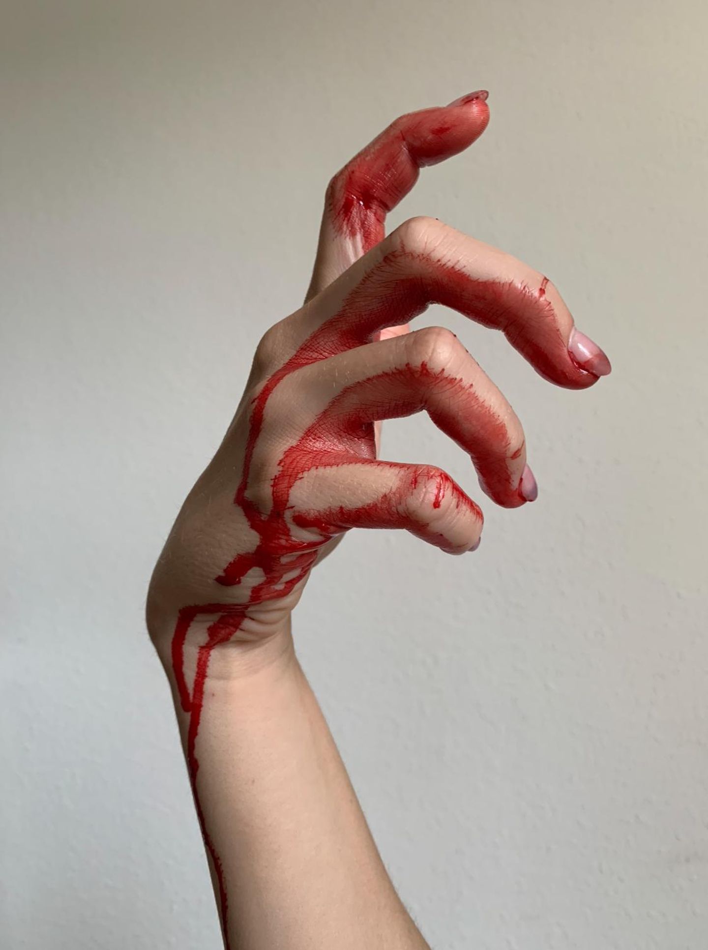 How we bleed: Hand mit Blut