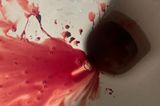 How we bleed: Toilette mit Blut