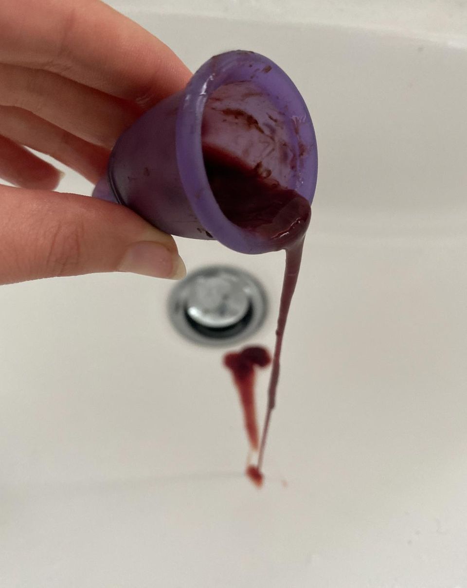 How we bleed: Menstruationstasse mit Blut